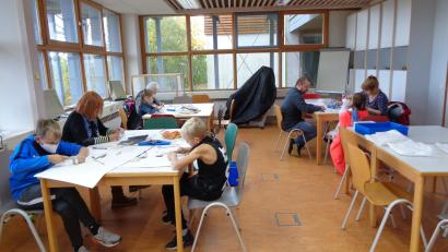 Bild: Andrea Mack, GEO-Zentrum an der KTB/exb
Im Ferienprogramm an der KTB bearbeiteten Kinder und Erwchasene gemeinsam Specksteine.