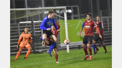 Bild: A. Schwarzmeier
Sven Kopp (vorne) in Aktion: Der Weidener Mittelfeldspieler sorgte für den zwischenzeitlichen Ausgleich beim 4:1-Sieg der SpVgg SV gegen die SpVgg Lam.