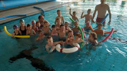 Bild: Wasserwacht Waldsassen/exb
Im Hallenbad Waldsassen hat die Wasserwacht-Ortsgruppe einen Schwimmkurs beendet. Ein neuer startet bereits wieder.