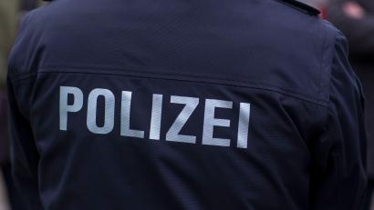 Symbolbild: Jens Büttner
„Polizei“ steht auf der Uniform eines Polizisten. Die Beamten in Sulzbach-Rosenberg kontrollierten am Donnerstag einen Mann, der zuvor in einen Unfall verwickelt war. Er hatte zwei Promille.