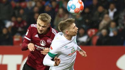 Bild: Daniel Karmann
Der Nürnberger Tim Handwerker (links) kämpft mit dem Bremer Mitchell Weiser um den Ball.