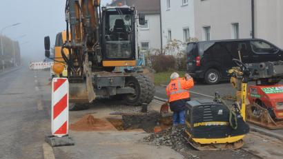 Bild: jr
Bei der Auswechslung der Wasserleitung und der Erstellung der Hausanschlüsse in der Pfaffenreuther Straße dauern die Arbeiten an.
