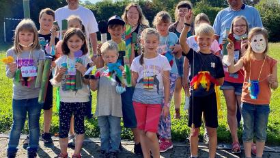 Archivbild: sche
Das Freudenberger Fereinprogramm ist gelungen, ist sich der Gemeinderat einig. Das beweisen auch die fröhlichen Kindergesichter, wie hier beim Abschluss einer fünftägigen Ferienaktionswoche. Mit dabei (hinten, von links): Bürgermeister Alwin Märkl, die beiden Jugendleiterinnen der KOJA Amberg-Sulzbach, Theresa Mühlbauer und Julia Gleixner, sowie der gemeindliche Jugendbeauftragte Christian Drexler.