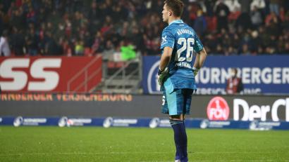 Bild: Daniel Karmann/dpa
Ein ratloser Christian Mathenia: An ihm lag es nicht, dass der Club Werder Bremen am Freitagabend mit 1:2 unterlag.