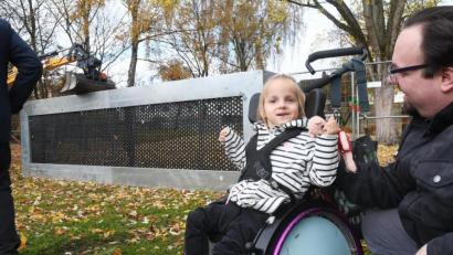 Bild: Gabi Schönberger
Paula Lang freut sich mit ihrem Papa Marcel Lang über das Rollstuhl-Trampolin.