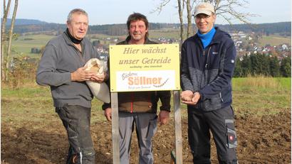Bild: soj
Bei der Aussaat (von links): Bäckermeister Eberhard Söllner, Landwirt Hans Sticht und Bäckermeister Tobias Göhl.