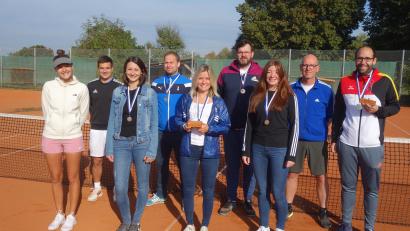 Bild: tra
Die Erstplatzierten der Tennisvereinsmeisterschaften der DJK Ensdorf (von links): Lea Schmalzbauer, Michael Sommerer, Anja Bachfischer, Max Hauer, Linda Trager, Bastian Bartmann, Anna Straßburger, Peter Christmann und Christoph Müller.