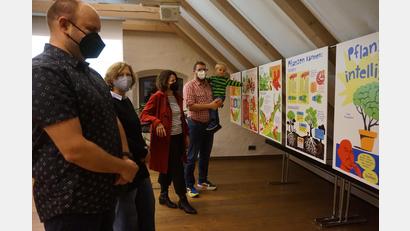 Bild: eib
Die Gäste konnten sich mit Kurator Michal Lazorčík, Hana Kristová, der Leiterin der Galerie Klatovy/Klenová, CeBB-Leiterin Veronika Hofinger und Projektbetreuer David Vereš (von links) auf einen Ausstellungsrundgang begeben.