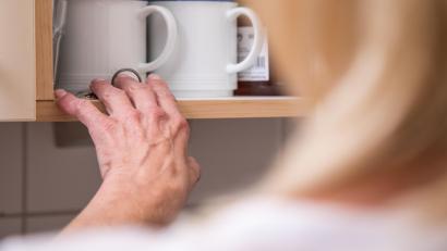 Symbolbild: Christin Klose/dpa
Wo ist denn nur schon wieder...? Vergesslichkeit kann – muss aber nicht – auf Demenz hindeuten. Für pflegende Angehörige bietet der Landkreis Wunsiedel in Zusammenarbeit mit mehreren Institutionen Schulungen an.