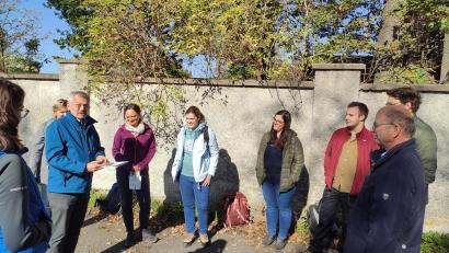 Bild: Carolin Zenger, BDKJ Weiden/exb
Jugendpfarrer Kalis (links) zeichnet Pfarrer Englhard (rechts) mit der silbernen Ehrennadel aus.