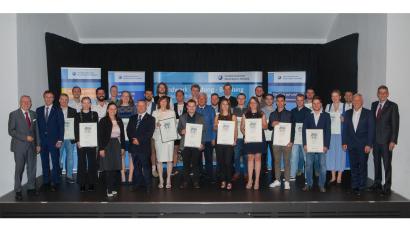 Bild: Fotostudio Bosl/exb 
Für ihre hervorragenden Leistungen in der Meisterprüfung überreichten HWK-Präsident Dr. Georg Haber (vorne, rechts) und Hauptgeschäftsführer Jürgen Kilger (vorne, links) 24 junge Handwerksmeister eine Ehrenurkunde samt Medaille.