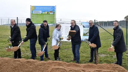 Bild: Petra Hartl
Strahlende Gesichter beim Spatenstich für den Bürgersolarpark Ursensollen-Wappersdorf (von links): Günter Wendel von der Sparkasse Neustadt a. d. Aisch/Bad Windsheim, Gesellschafter Michael Lösl, Standorteigentümer Jonas Horsch, Gesellschafterin Alina Häring, Erich Wust, stellvertretender Landrat Franz Mädler und Bürgermeister Albert Geitner.