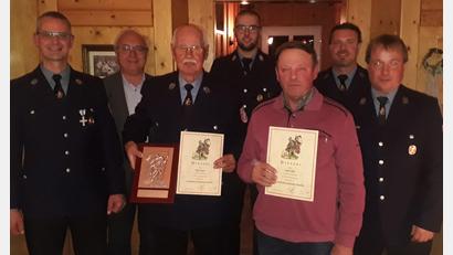 Bild: Willi Schreiber/exb
Seit 60 und 50 Jahren sind Hans Reger und Josef Wild bei der Feuerwehr. Für die Treue wurden sie jetzt geehrt. Im Bild (von links): Vorstand Markus Gmeiner, Dritter Bürgermeister Gottfried Beer, Hans Reger, Zweiter Kommandant Thomas Ulrich, Josef Wild, Zweiter Vorstand Wolfgang Lindner sowie Kommandant Josef Richtmann.