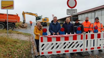 Bild: sm
Die Gemeindeverbindungsstraße zwischen Meerbodenreuth und Buch ist fertig.. Bei einem Ortstermin erläuterten Bürgermeister Ernst Schicketanz (Zweiter von links) und die Bautechnikerin der Gemeinde Elke Pscherer (links) zusammen mir Jürgen Gutmann von der bauausführenden Firma aus Selbitz (Dritter von rechts) die Straßenbaumaßnahme.