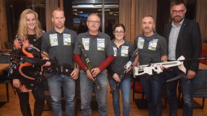 Bild: fz
Auf Skirollern mit dem Lasergewehr. Die Rollsportbiathleten als neue Abteilung die Vorsitzender Josef Schiesl (rechts) als neue Abteilung in die Spvgg aufnahm. Peter Gruhle (zweiter von links) und Ralph Zimmermann (zweiter von rechts) sind die Initiatoren.