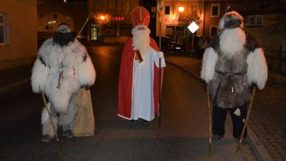 Bild: jr
Im vergangenen Jahr marschierten St. Nikolaus und Knecht Ruprecht nur durch die Straßen der Marktgemeinde, heuer sollen wieder Hausbesuche erfolgen.