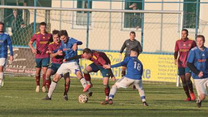 Bild: Rudi Walberer
Viel Aufregung im Grafenwöhrer Strafraum, aber die Gästeabwehr kann klären: Die SV Grafenwöhr gewann beim SV Etzenricht mit 3:2 und ist neuer Bezirksliga-Spitzenreiter, da die SpVgg Pfreimd am Weidener Wasserwerk lediglich unentschieden spielte.