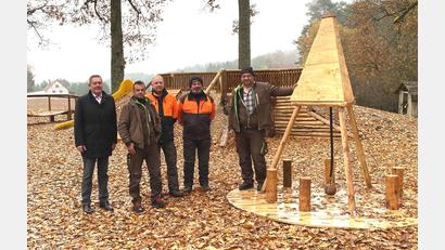 Bild: Stadt Auerbach/exb
Die ersten Spielgeräte auf dem Waldspielplatz Hohe Tanne lässt sich (von links) Bürgermeister Joachim Neuß von Uwe Schlegl, Werner Meisel, Mathias Ochs und Ludwig Wittmann zeigen.