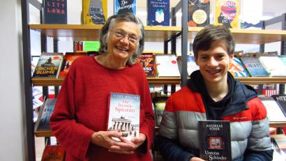 Bild: adj
Christine Dorner und Enkel Samuel Neumann präsentieren die ersten neuen Bücher.