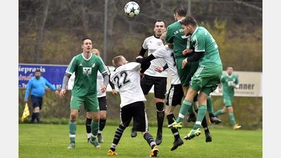 Bild: Hubert Ziegler
Der Spielertrainer der DJK Utzenhofen, Marius Ehrnsperger (Zweiter von rechts) erzielte in dieser Szene per Kopfball nach einer Ecke den 1:1-Ausgleich. Michal Vanous (links) und Marek Ruda (rechts) von der DJK Utzenhofen sowie Tobias Beller, Albert Sejdiu und Tim Wiesnet von Upo/Gebenbach sind mitten im Getümmel. 
DJK Utzenhofen - SG SF Upo/DJK Gebenbach II 1:1 (0:1)
Fußball Kreisliga Süd 
Saison 2021/22
Bild: Hubert Ziegler