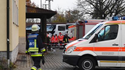 Symbolbild: Angelika Warmuth / dpa
Bei einer Messerattacke im ICE Passau-Hamburg sind am Samstag drei Menschen schwer verletzt worden. Einige Bahnreisende wurden in dieser Gaststätte in Seubersdorf kurzzeitig untergebracht.