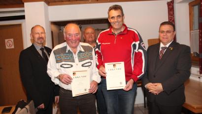 Bild: frd
Für 40-jährige Mitgliedschaft in der RK Oberviechtach und im Kreisverband Oberpfalz Nord wurde Rainer Rabe und für 25 Jahre Treue Joachim Ehrenfried (mit Urkunden, von links) ausgezeichnet. Dazu gratulierten (von links) Kreisgruppenvorsitzender Manfred Zettl, RK-Vorsitzender Werner Müller und Kreisgruppen- Organisationsleiter Helmut Schütze.