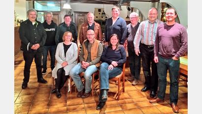 Bild: rfi
Stehend von links: Bezirksvorsitzender Reinhard Ott, Alois Köppl, Josef Braun, Richard Hauer, Stefan Schlagenhaufer, Hans Eckl, Bürgermeister Ludwig Gürtler und Uli Maier. Sitzend von links: Sabine Winkler, Wolfgang Nicklas jun. und Stefanie Heuberger.