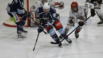 Bild: gb
Die Blue Devils fertigten am Freitag die Passau Black Hawks mit 10:2 ab. Martin Heinisch (vorne) steuerte zwei Tore und zwei Assists bei.