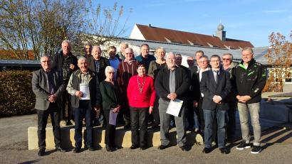 Bild: hm
Bürgermeister Richard Tischler (links) und stellvertretender Bezirksvorsitzender Bernhard Jobst (rechts) zeichneten zahlreiche Mitglieder für langjährige Zugehörigkeit zur Siedlergemeinschaft Pfreimd aus.