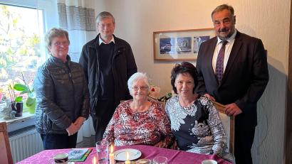 Bild: fvo
Margareta Karl (sitzend links) feiert 90. Geburtstag - selbstverständlich gratuliert ihre Tochter Agnes (sitzend rechts). Glückwünschen kommen auch von (stehend von links) Gerlinde Müller, Pfarrer Norbert Götz und Bürgermeister Josef Beimler