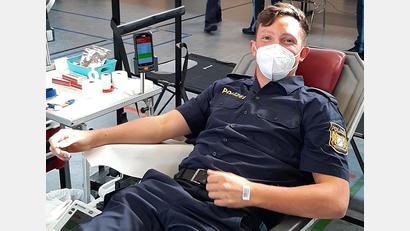 Bild: PHK Christian Wiesneth/exb 
Polizeioberwachtmeister Thomas Wagner, Beamter in Ausbildung in Nabburg, bei der „Blutentnahme“ anlässlich des Blutspendetages.