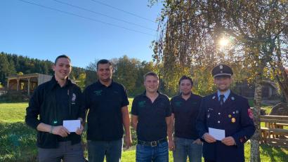 Bild: Kirwagemeinschaft Unterammerthal/exb
Die Kirwagemeinschaft unterstützt die Arbeit von HvO und Feuerwehr mit Spenden. Im Bild von links: Tobias Schmidt von den Helfern vor Ort, Kassier Felix Ehbauer, Vorsitzender Moritz Koberstein, stellvertretender Vorsitzender Martin Weiß und Florian Baumer von der Feuerwehr.