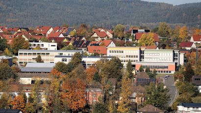Bild: akp
An der Oberviechtacher Doktor-Eisenbarth-Mittelschule (Bildmitte) werden Schülerinnen und Schüler aus den Gemeinden des Altlandkreises Oberviechtach und einige Gastschüler aus anderen Kommunen unterrichtet.