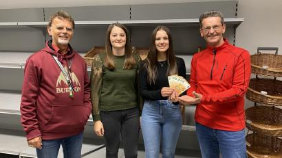Bild: aub
Zum Erntedank-Fest der Pfarrei Nabburg gehört traditionell der Verkauf von Mini-Broten, organisiert durch die Landjugend Brudersdorf. Was lag da näher, als den Erlös jenem Verein zu spenden, der sich vor Ort künftig um die nachhaltigere Verteilung von Lebensmitteln kümmern will: der „Tafel Nabburg“. So bedankten sich deren Vorsitzender Albert Bruckner und Manfred Seibert als Kassier bei Alexandra Gietl und Petra Schönberger über eine Spende von 400,- Euro.