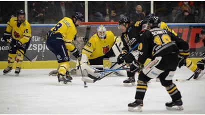 Bild: Andreas Brückmann
Eine der vielen brenzligen Situationen vor dem Pfaffenhofener Torhüter Thomas Hingel (hinten). Der Amberger Brett Mennear (rechts hinten) versucht sich in dieser Szene durchzusetzten, Kevin Schmitt (vorne rechts) lauert auf einen abgewehrten Puck.