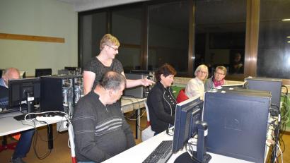 Bild: Stadt Schönsee/exb
Damit Senioren den Anschluss nicht verlieren, bieten Stadt und Nachbarschaftshilfe einen Computerkurs für diese Altersgruppe an.