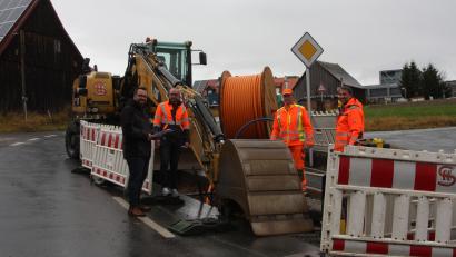 Bild: wro
Beim Treffen an der Wiesauer Straße informierten sich (von links) Bürgermeister Matthias Grundler, Alexander Bäumler (Bauamt Wiesau), Bauhofleiter Andreas Zölch und Diplom-Ingenieur Andreas Schön vom Ingenieur-Büro Bork über den Baufortschritt.