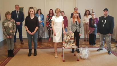 Bild: Familienzentrum Mittendrin/exb
Das Bild zeigt die Übergabe im Schloss Bellevue: Mit dabei waren (von links) Marie Franz, Reinhard Herr, Emily Enders, Jutta Speierl, Jessika Wöhrl-Neuber, Elke Büdenbender, Vera Ponfick, Deborah Bregler, Roman Schäffler, Kerstin Graf, Konny Reinsch, Thorsten Wittmer.