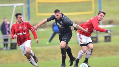 Bild: A. Schwarzmeier
Die Kirchenthumbacher Jonas Fuhrich (rechts) und Manuel Strauss bedrängen den Tremmersdorfer Stürmer Patrick Dittner. Der SC Kirchenthumbach schlug den FC Tremmersdorf im Derby verdient mit 2:1, was den Gästen die Tabellenführung kostete.