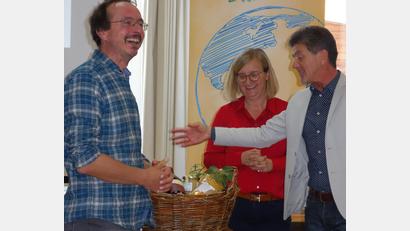 Bild: Elisabeth Sternemann/exb 
Edmund Brandner (links) hielt einen engagierten Vortrag. Dafür dankten ihm die Diözesanvorsitzenden des Landvolks, Christine Reitinger und Max Hastreiter.