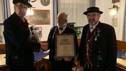 Bild: ige
Bei der Ehrung: (von links) Gebietsvertreter West Eckehard Papenfuß, der scheidende Gebietsmusikwart Konrad Stauber und der Vorsitzende des Oberpfälzer Gauverbandes Peter Kurzwart.