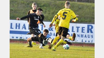Bild: Hubert Ziegler
Der Bogener Doppeltorschütze Patrick Fuchs (links) schiebt hier in der 68. Minute zum 1:1-Ausgleich ein. Torhüter Manuel Baumgärtner (Mitte) vom FC Amberg kann den Ball nicht mehr erreichen, Marcel Hack (Mitte verdeckt) grätscht am Ball vorbei und Mittelfeldspieler Marco Helleder (rechts) kann nicht mehr eingreifen.