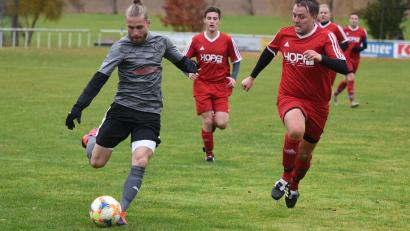 Bild: gb
Der Selber Lukas Rimböck (links) schießt, Heiko Zeus von den SF Kondrau kommt zu spät. Kondrau kassierte gegen die SpVgg Selb mit 3:6 erneut eine klare Heimniederlage.