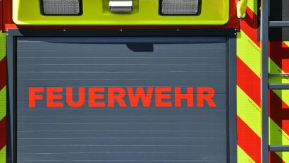 Symbolbild: Martin Schutt/dpa
Die Amberger Feuerwehr wurde am Samstag, 6. November, zu einem Brand in der Steingutstraße gerufen.