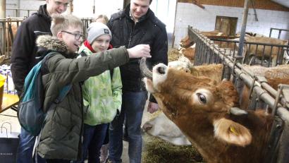 Bild: Hirsch
Die jungen Landwirte lassen sich in das Bildungsprogramm des Bayerischen Bauernverbandes einbinden und ermöglichen den Kindern einen Blick in den Kuhstall. Fütterung inclusive.