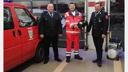 Bild: slh
Die FF Guteneck verfügt nun über einen Defibrillator (AED). Vorstand Markus Eckl ( links im Bild ) sowie Kommandant Martin Lottner ( rechts ) bedankten sich bei den Sponsoren, sowie beim Ortsbeauftragten Andreas Kramer für die Ausbildung dazu.