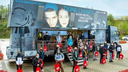 Bild: Sophie Badura/exb
Aktionstage Ausbildung“ bei F.EE: Schülerinnen und Schüler der Gregor-von-Scherr-Realschule Neunburg nutzen das Angebot am Info-Truck der Elektrobranche.