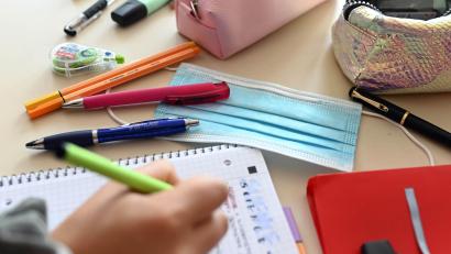 Symbolbild: Uli Deck/dpa
Für Bayerns Schüler startet die Schule nach den Herbstferien wieder mit Maske vor dem Mund.