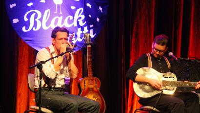 Bild: stg
Peter Crow C. (l.) und Ferdinand „Jelly Roll“ Kraemer boten als "Black Patti" einen durch und durch überzeugenden Musikabend bei "Klein & Kunst".