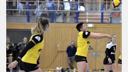 Archivbild: Hubert Ziegler
Mit leeren Händen standen die Volleyballerinnen des SV Hahnbach nach der Partie beim FC Kleinaitingen da. Im Bild Lorena Tilgen (links) und Anna Geilersdörfer.